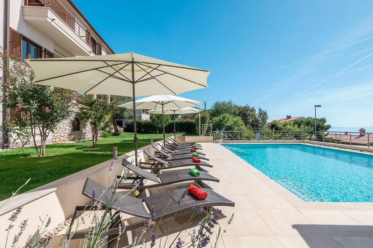 E&T Apartments With A Beautiful Pool Rabac