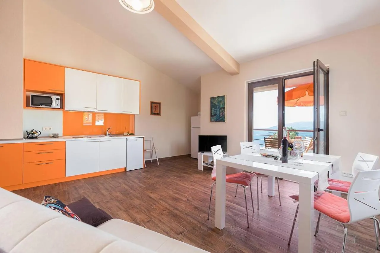 E&T Apartments With A Beautiful Pool Rabac
