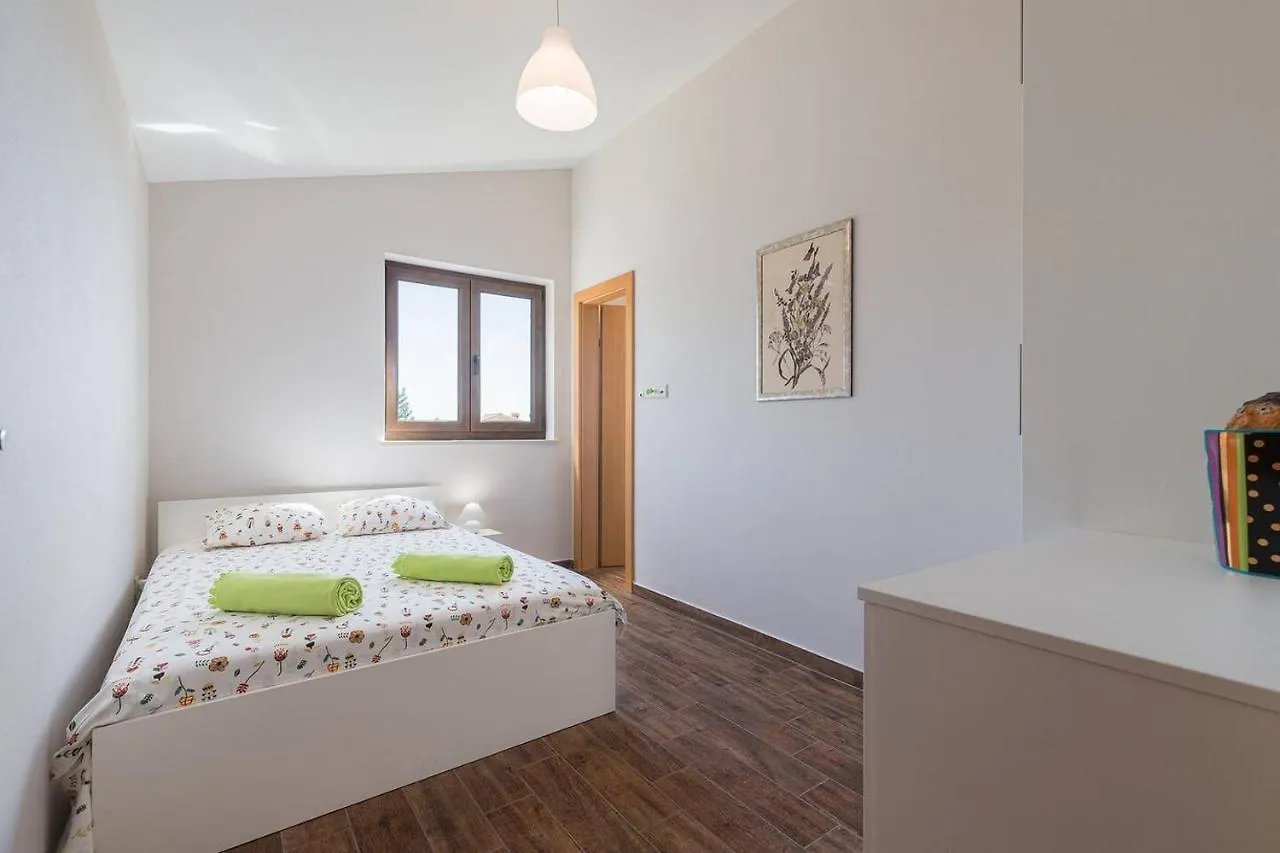 E&T Apartments With A Beautiful Pool Rabac