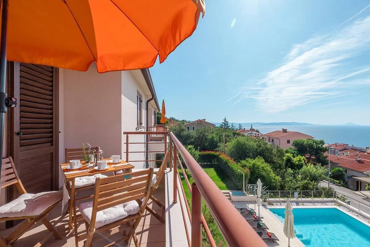 E&T Apartments With A Beautiful Pool Rabac