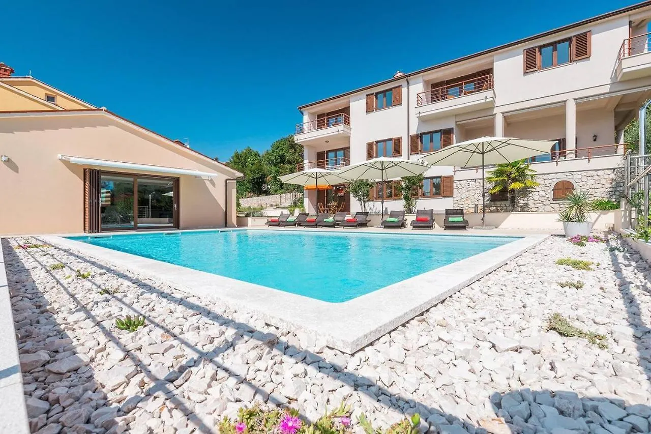 E&T Apartments With A Beautiful Pool Rabac