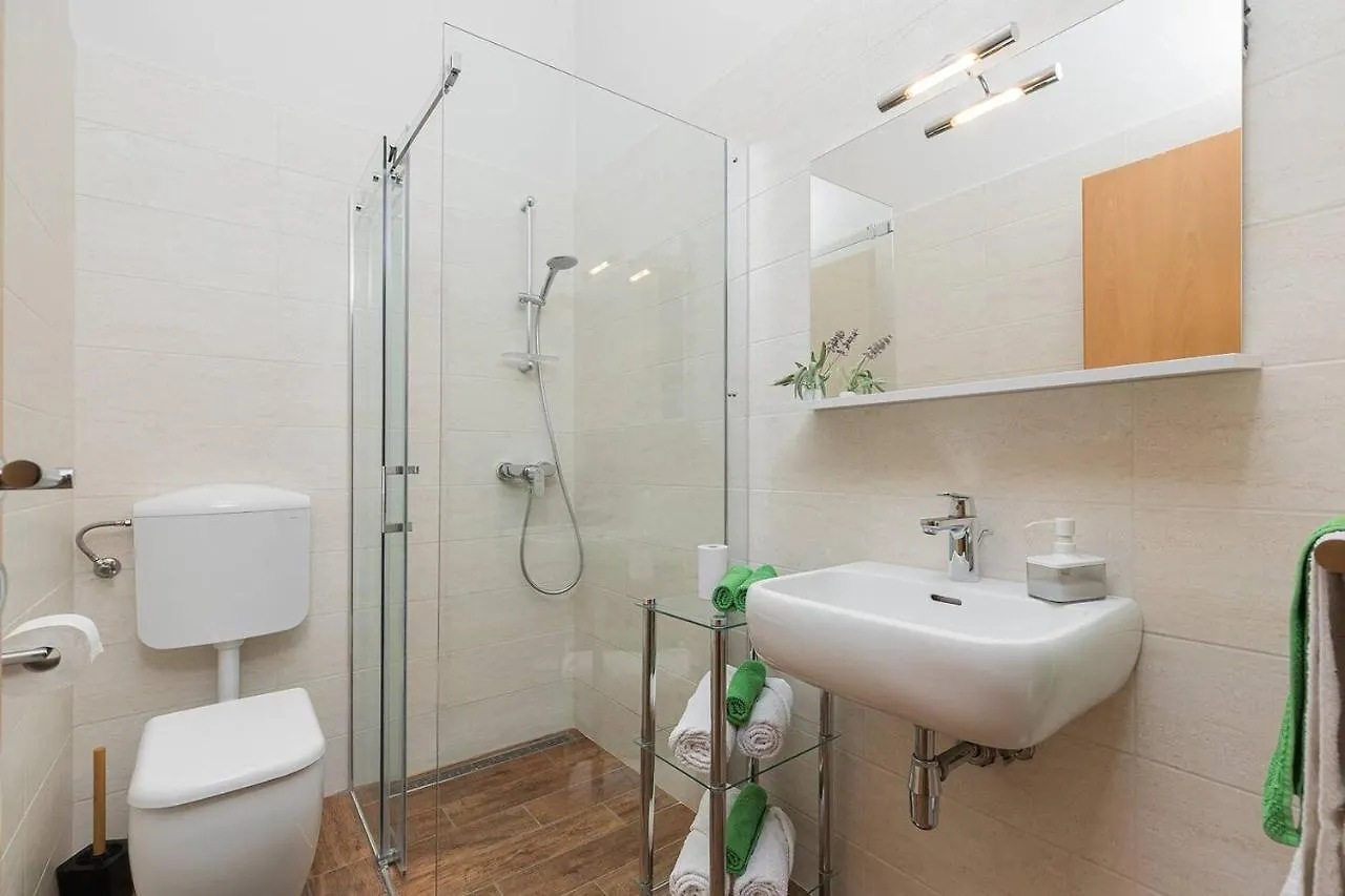 E&T Apartments With A Beautiful Pool Rabac