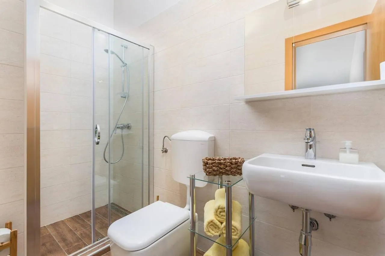 E&T Apartments With A Beautiful Pool Rabac
