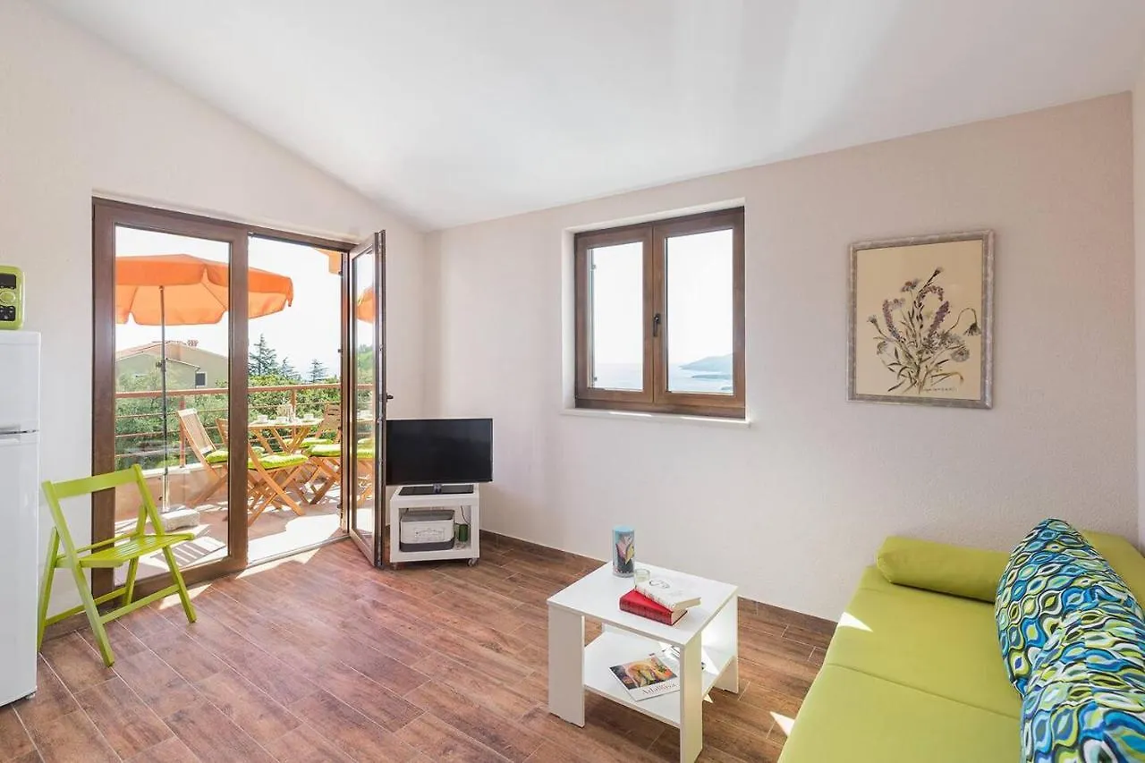 E&T Apartments With A Beautiful Pool Rabac