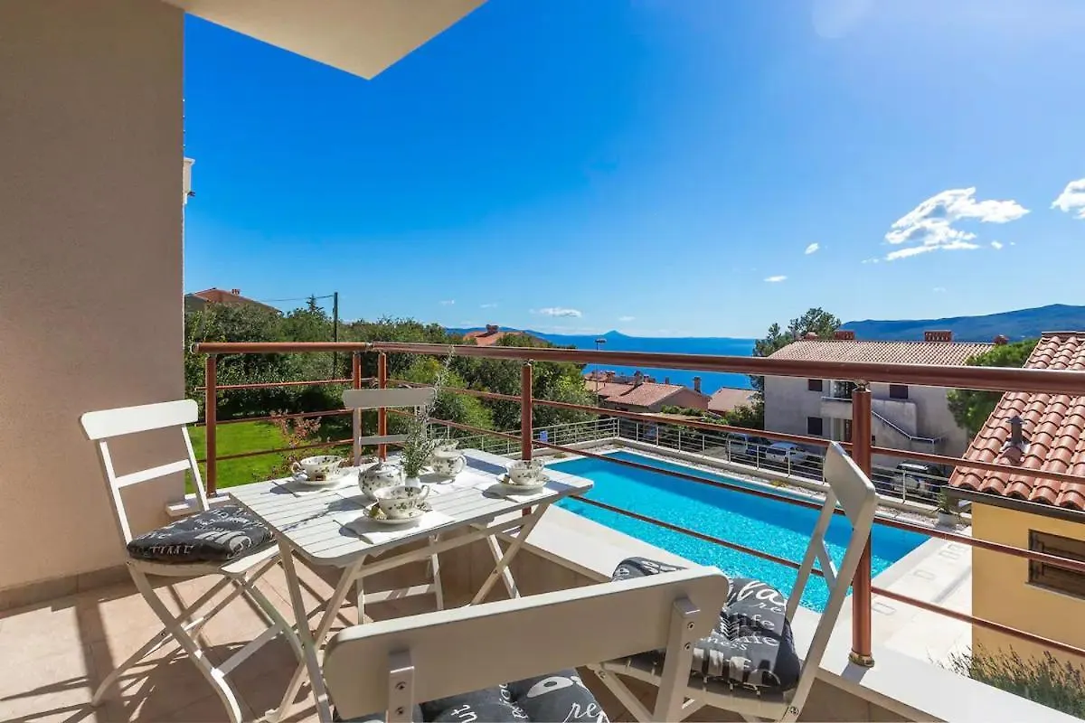 E&T Apartments With A Beautiful Pool Rabac