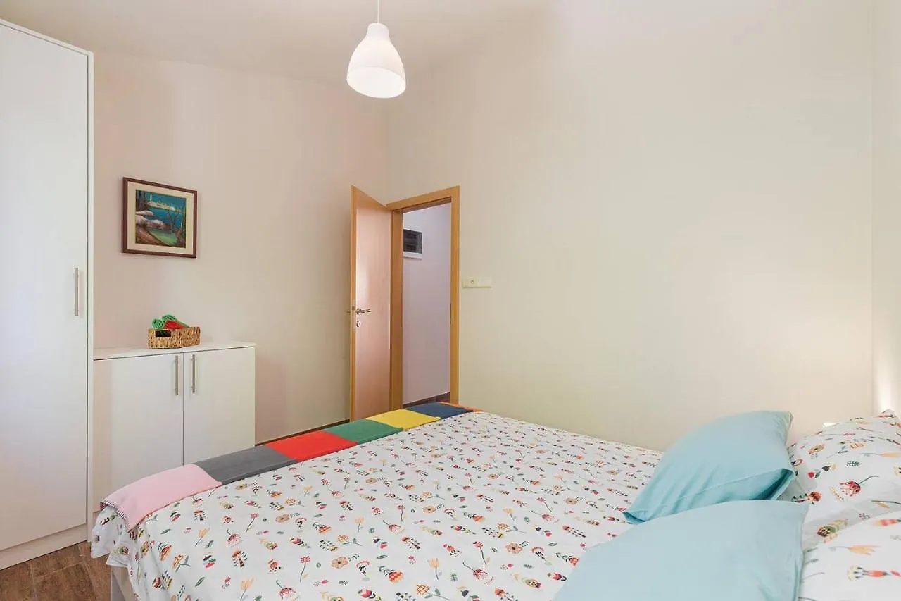 E&T Apartments With A Beautiful Pool Rabac