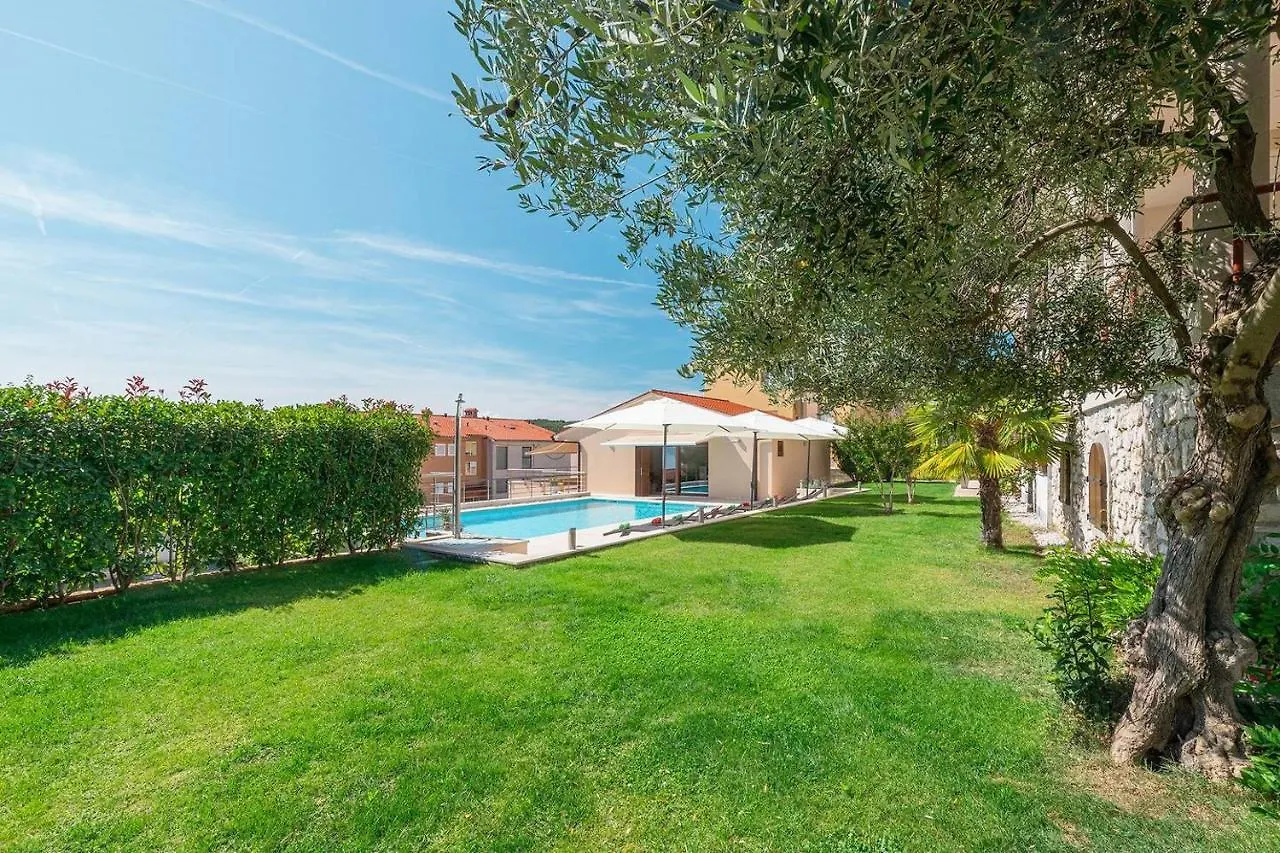 E&T Apartments With A Beautiful Pool Rabac