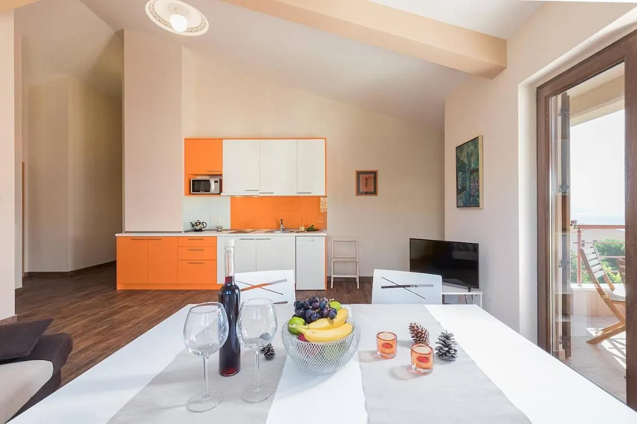 E&T Apartments With A Beautiful Pool Rabac