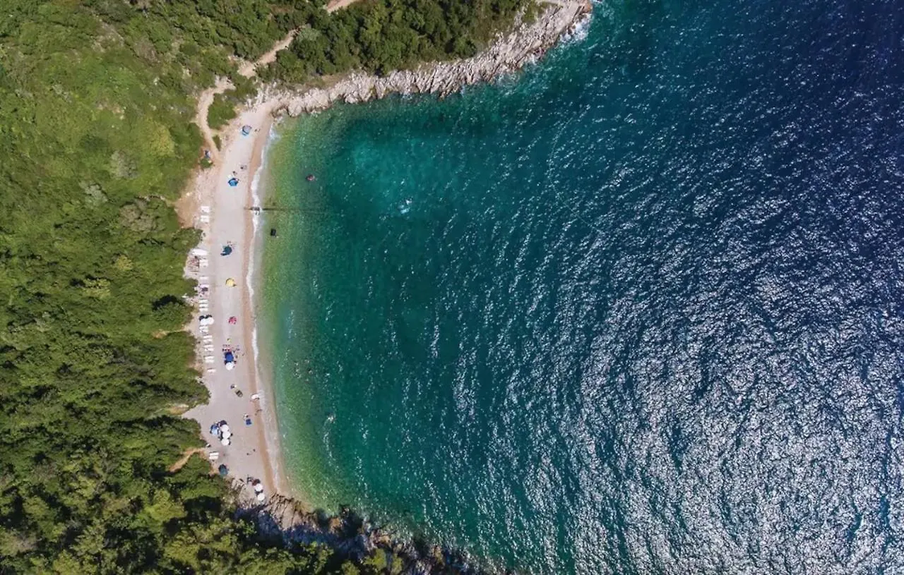 E&T Apartments With A Beautiful Pool Rabac