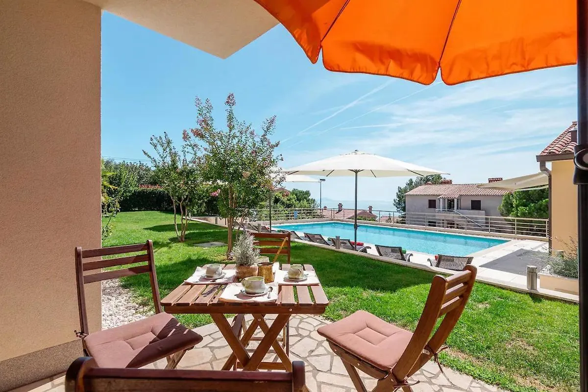 E&T Apartments With A Beautiful Pool Rabac