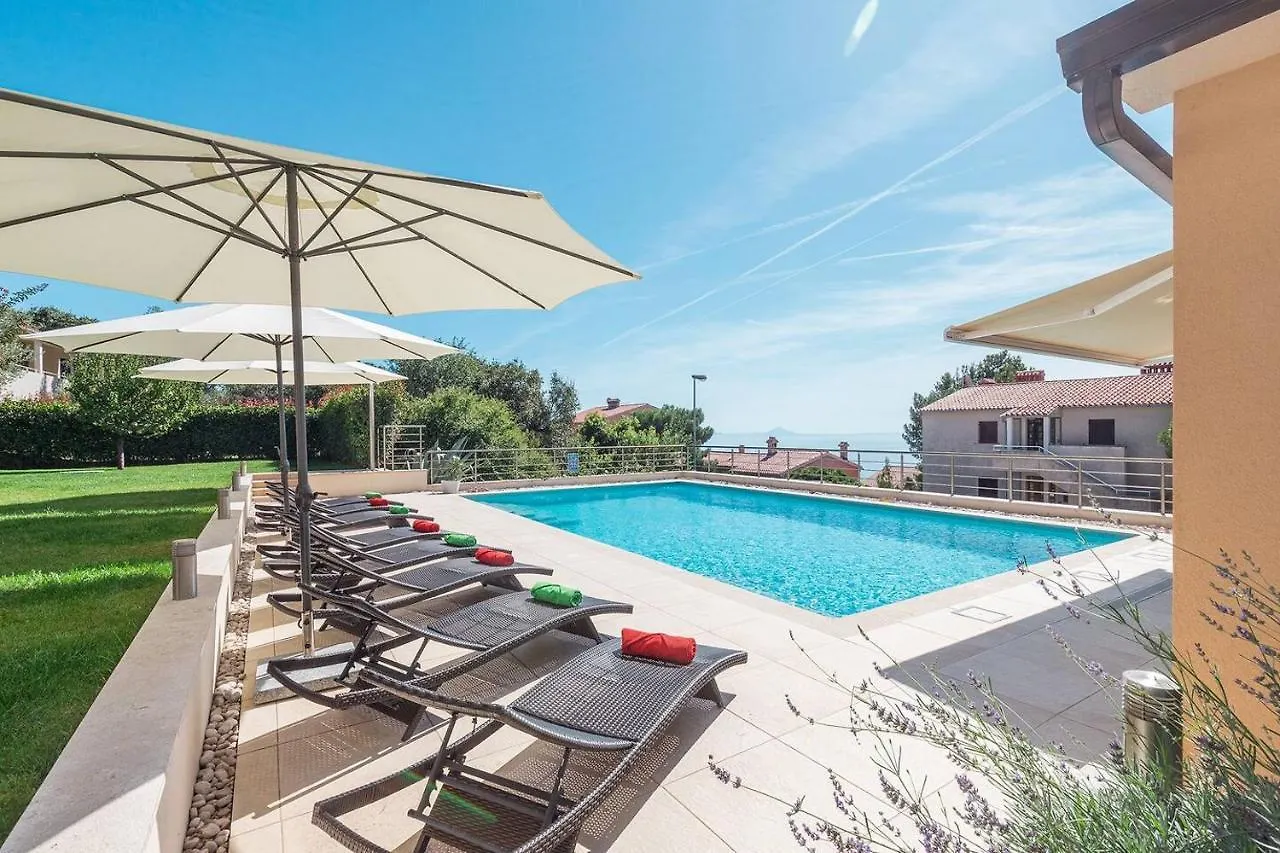 E&T Apartments With A Beautiful Pool Rabac