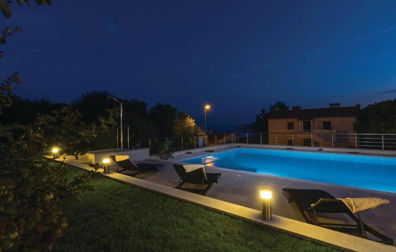 E&T Apartments With A Beautiful Pool Rabac