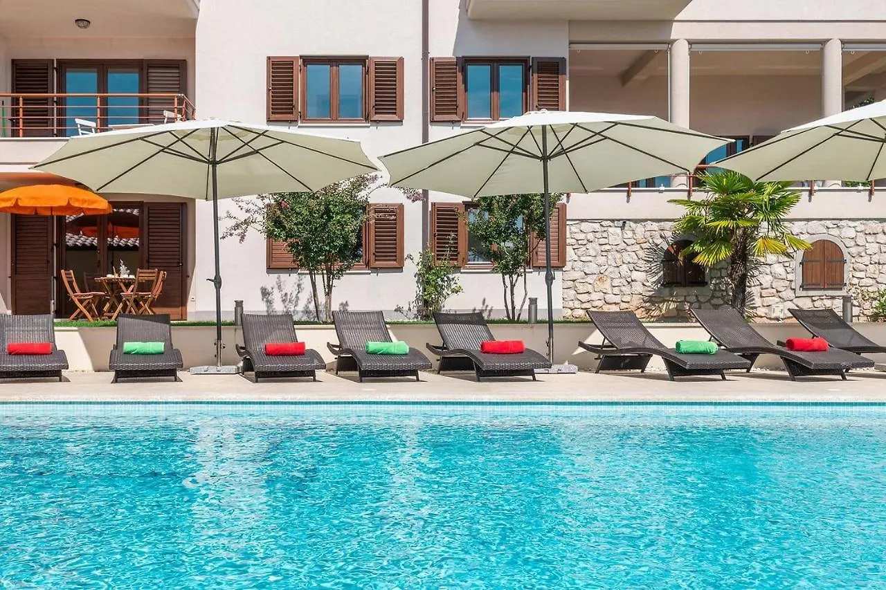 E&T Apartments With A Beautiful Pool Rabac