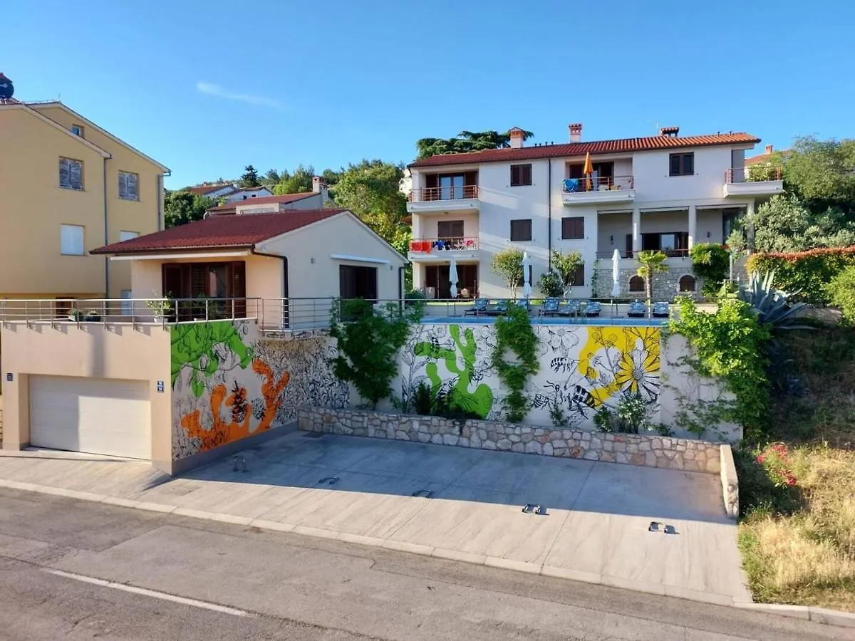 E&T Apartments With A Beautiful Pool Rabac