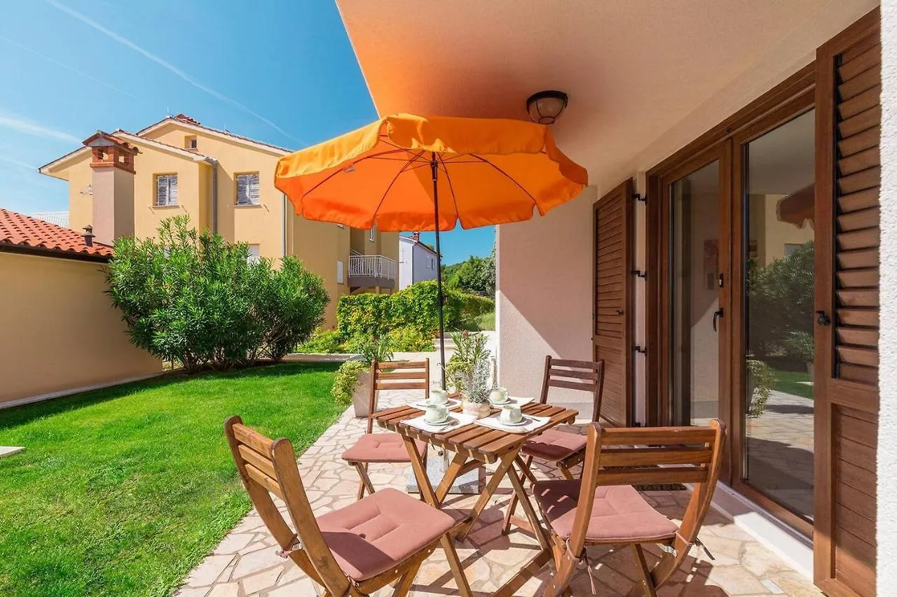 E&T Apartments With A Beautiful Pool Rabac