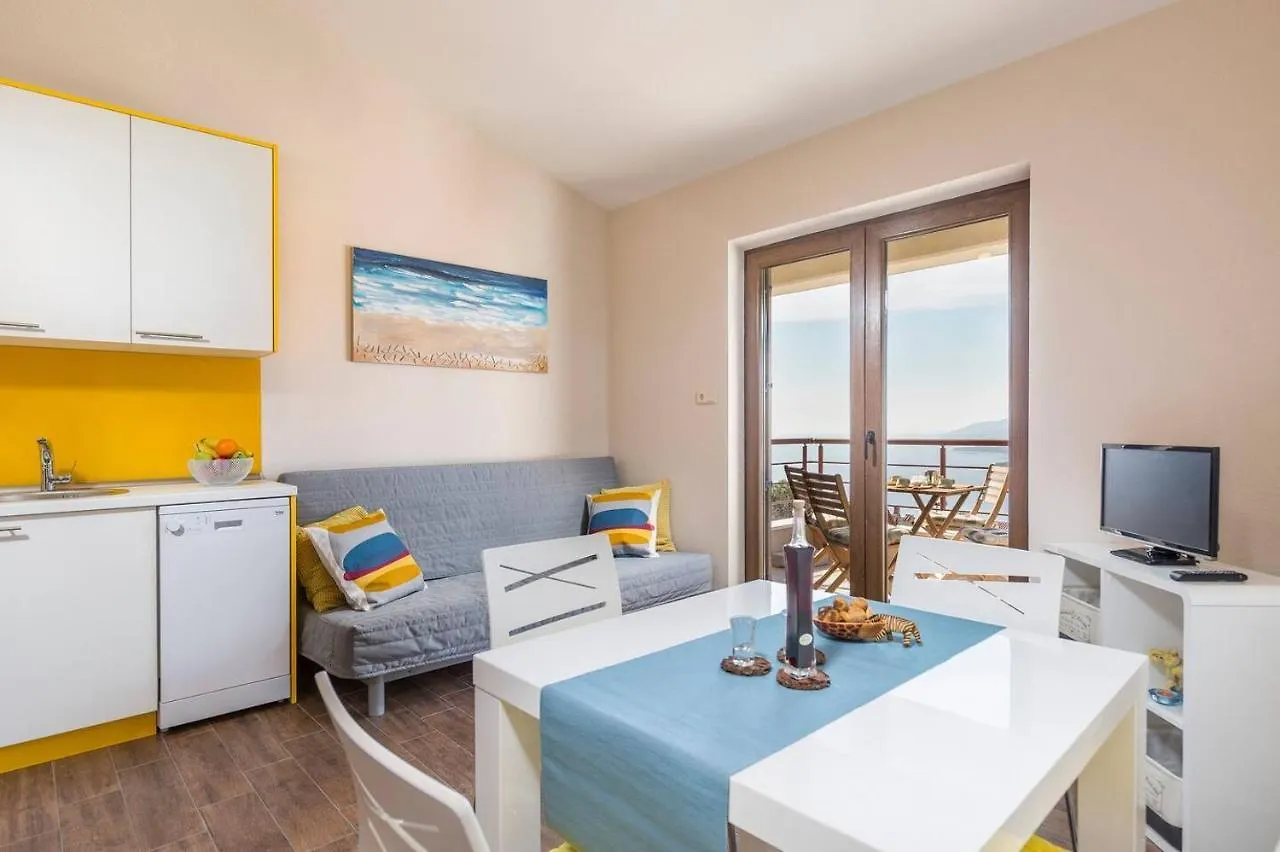 E&T Apartments With A Beautiful Pool Rabac
