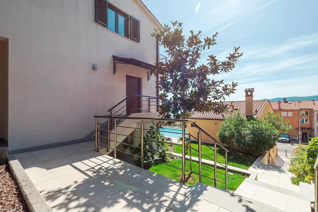 E&T Apartments With A Beautiful Pool Rabac